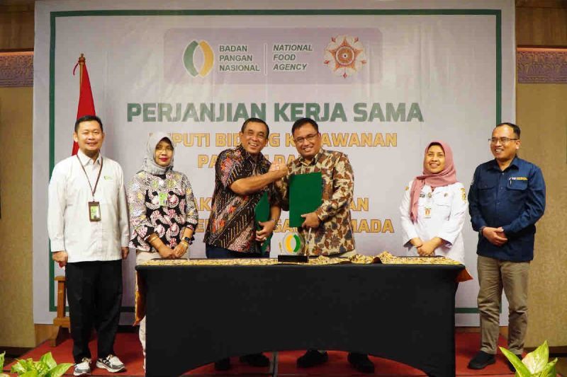 Badan Pangan Nasional dan Universitas Gadjah Mada (UGM) melakukan penandatanganan kerja sama strategis dalam menangani kerawanan pangan. ANTARA/HO-Humas Bapanas