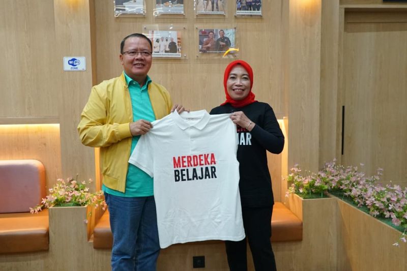 Gubernur Bengkulu Rohidin Mersyah saat bertemu dengan Direktur Jenderal Guru dan Tenaga Kependidikan Kementerian Pendidikan Kebudayaan Riset dan Teknologi RI Nunuk Suryani di Bengkulu, Jumat. (ANTARA/HO-Media Center Provinsi Bengkulu)
