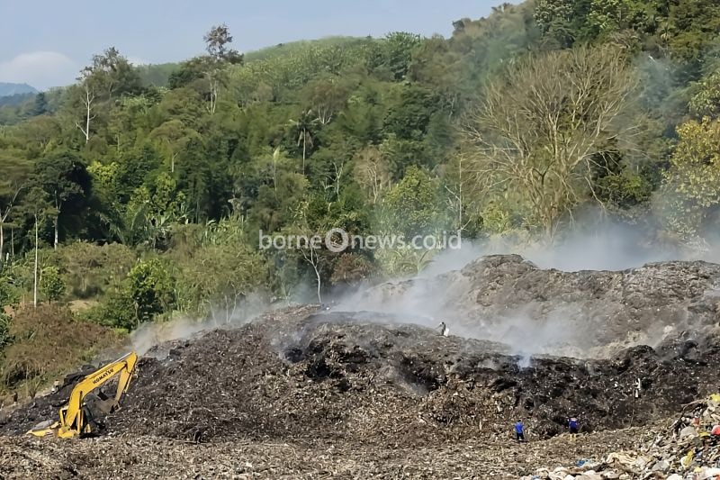 Ilustrasi: Petugas Pemadam Kebakaran sedang melakukan pemadaman api di tumpukan sampah di TPA Bakung. (ANTARA/Dian Hadiyatna)