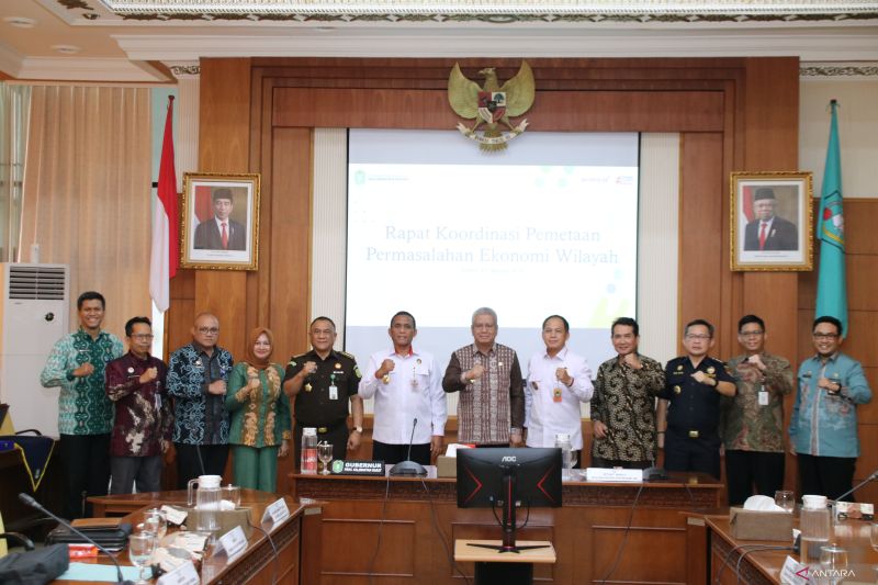 Penjabat Gubernur Kalimantan Barat, Harisson, menerima kunjungan kerja dari rombongan Staf Ahli Kementerian Koordinator Bidang Politik, Hukum, dan Keamanan (Kemenko Polhukam) Republik Indonesia di Ruang Praja I, Kantor Gubernur Kalbar, Kamis (15/8/2024). Kunjungan ini dipimpin oleh Marsekal Muda TNI Oka Prawira, M.Si (Han), dan Laksamana Muda Dr. Suharto, S.H., M.Si (Han), bertujuan untuk membahas pemetaan permasalahan ekonomi guna menjaga stabilitas politik, hukum, dan keamanan di Kalimantan B