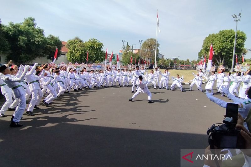 Sebanyak 65 pasukan pengibar bendera (Paskibraka) Tingkat Kabupaten Kudus 20024 menunjukkan kekompakannya dalam menari usai pengukuhan di halaman Pendopo Kabupaten Kudus, Jumat (16/8/2024). (ANTARA/Akhmad Nazaruddin Lathif)