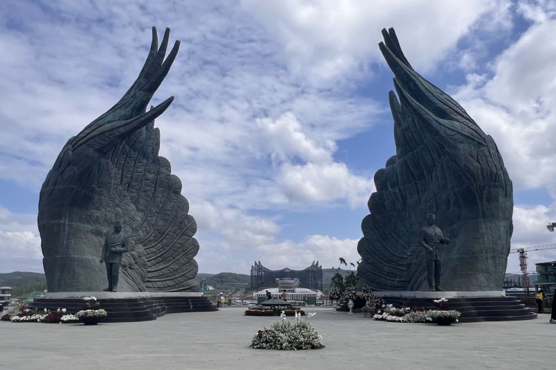 Taman Kusuma Bangsa di Kawasan Inti Pusat Pemerintahan Ibu Kota Nusantara (KIPP IKN) mulai didekorasi dengan berbagai jenis bunga menjelang penyelenggaraan malam renungan suci, sebagaimana dipantau di Ibu Kota Nusantara, Kalimantan Timur, Jumat (16/8/2024). ANTARA/Putu Indah Savitri