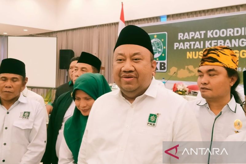 Ketua DPW PKB Nusa Tenggara Barat (NTB), Lalu Hadrian Irfani menyampaikan keterangan pers dalam rapat koordinasi wilayah DPW PKB NTB di Kota Mataram, Kamis (15/8/2024). (ANTARA/Nur Imansyah).