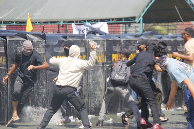 Personel Polda Sulteng dan instansi terkait melaksanakan simulasi pengamanan kota menghadapi Pilkada 2024, di Palu, Sulteng, Jumat (16/8/2024). (ANTARA/HO-Humas Polda Sulteng)