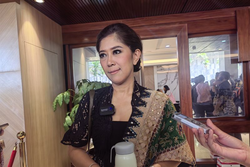 Ketua Komisi I DPR RI Meutya Hafid di Kompleks Parlemen, Senayan, Jakarta, Jumat (16/8/2024). (ANTARA/Melalusa Susthira K.)
