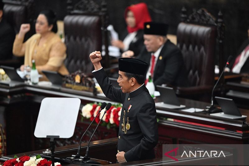 President Joko Widodo raises his hand while delivering a speech at the 2024 MPR Annual Session and DPR-DPD Joint Session in Jakarta on August 16, 2024. (ANTARA FOTO/Aditya Pradana Putra/sgd/tom/am)