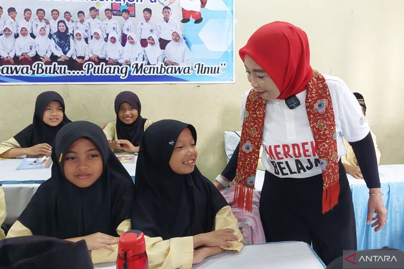 Direktur Jenderal Guru dan Tenaga Kependidikan Kementerian Pendidikan Kebudayaan Riset dan Teknologi RI Nunuk Suryani saat memantau implementasi kebijakan Merdeka Belajar di SDN 03 Kota Bengkulu, di Bengkulu, Jumat. (16/8/2024). ANTARA/Boyke Ledy Watra.