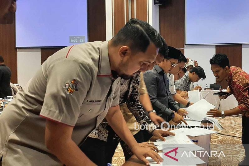 Anggota KIP Aceh bersama partai politik menandatangani hasil rapat pleno penetapan calon terpilih Anggota DPRA di Banda Aceh, Jumat (16/8/2024). ANTARA/M Haris SA