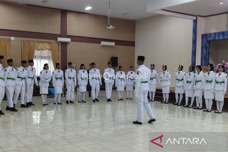 Sebanyak 30 anggota Paskibraka usai pengukuhan di Kantor Wali Kota Bengkulu, Jumat (16/8/2024) untuk bertugas sebagai Pasukan Pengibar Bendara Pusaka pada HUT Ke-79 RI pada Sabtu (17/8/2024). (ANTARA/Anggi Mayasari).