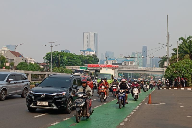 Situasi lalu lintas di Gedung DPR/MPR, Jalan Gatot Subroto, Jakarta Pusat, Jumat (16/8/2024) pukul 15.10 WIB. ANTARA/Siti Nurhaliza