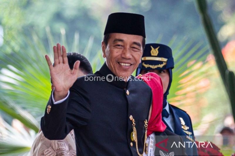 Presiden Joko Widodo dengan mengenakan baju adat Betawi tiba untuk menghadiri Sidang Tahunan MPR, Sidang Bersama DPR dan DPD tahun 2024 di komplek Parlemen, Senayan, Jakarta, Jumat (16/8/2024). ANTARA FOTO/Dhemas Reviyanto/aww/am.