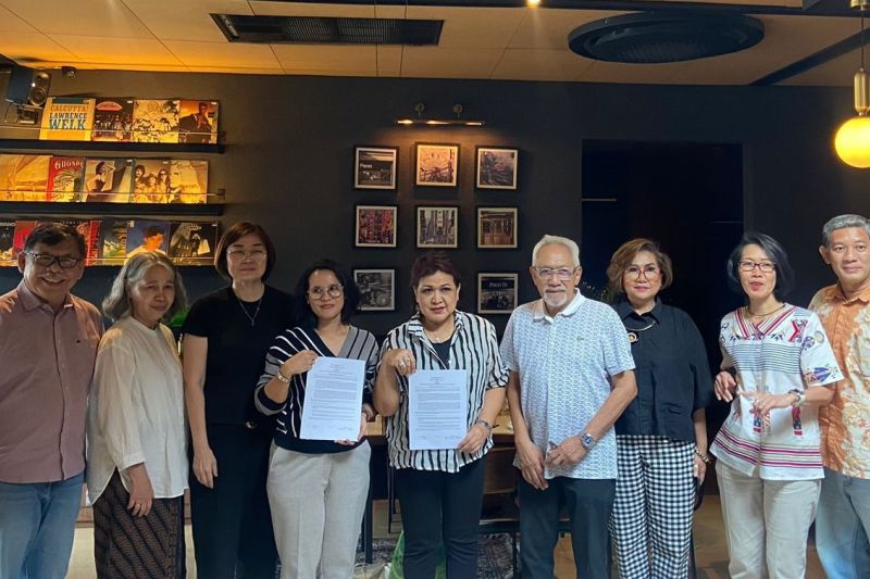 Penandatanganan nota kesepahaman oleh pengurus Asosiasi Travel Agent Indonesia (Astindo) bersama Etnaprana Wellness Klinik untuk memperkuat kerja sama dalam perawatan kesehatan dan wisata medis, di Jakarta, Jumat (16/8/2024). ANTARA/HO-Astindo