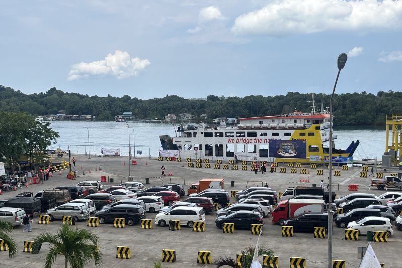 Antean kendaraan roda empat di pelabuhan ASDP Kota Batam, Kepri (ANTARA/Jessica)