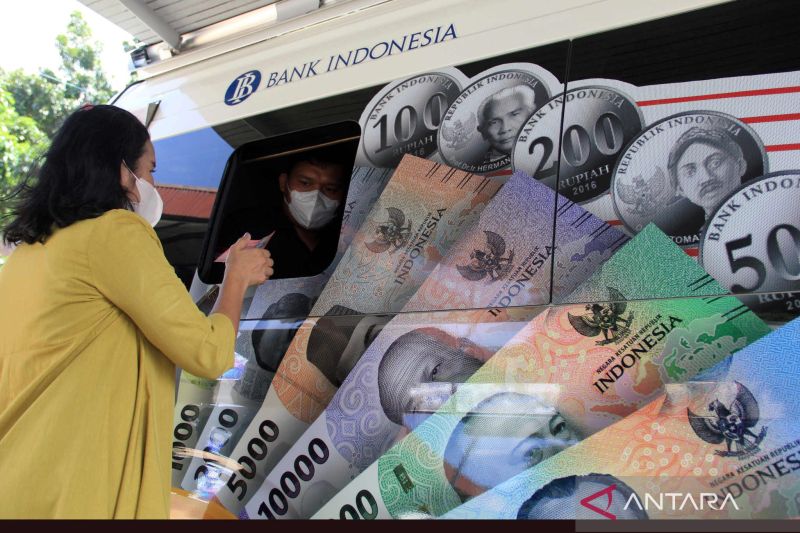 Petugas melayani warga yang menukar uang pecahan di mobil kas keliling Bank Indonesia di Medan, Sumatera Utara, Jumat (16/8/2024). Bank Indonesia Kantor Perwakilan Sumatera Utara kembali membuka layanan penukaran uang rupiah melalui kas keliling guna mencukupi keperluan uang layak edar.ANTARA FOTO/Yudi Manar/aww.