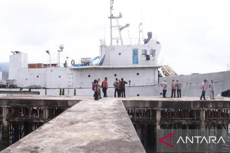Kapal praktikum milik perusahaan swasta yang bekerja sama dengan Unpatti (Antara/Dedy Azis)