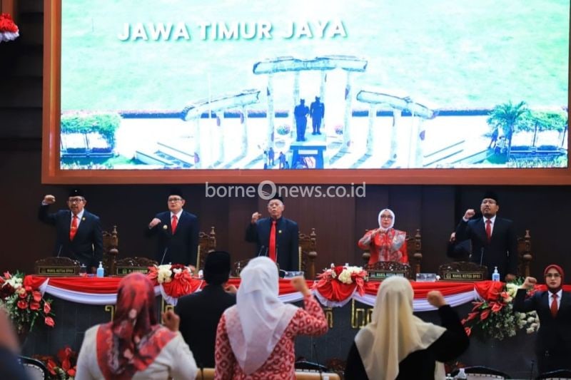 Pj Gubernur Jatim Adhy Karyono (dua dari kiri) bersama pimpinan dan anggota DPRD saat menghadiri sidang Paripurna istimewa di Dedung DPRD Jatim, Surabaya, Jawa Timur, Jumat (16/8/2024). (ANTARA/HO-Biro Adpim Jatim)