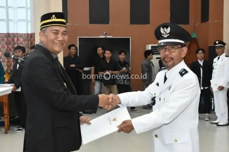 Pj Bupati Kubu Raya, Sy Kamaruzaman saat melantik 123 kepala desa di Sungai Raya. ANTARA/Prokopim Kubu Raya.