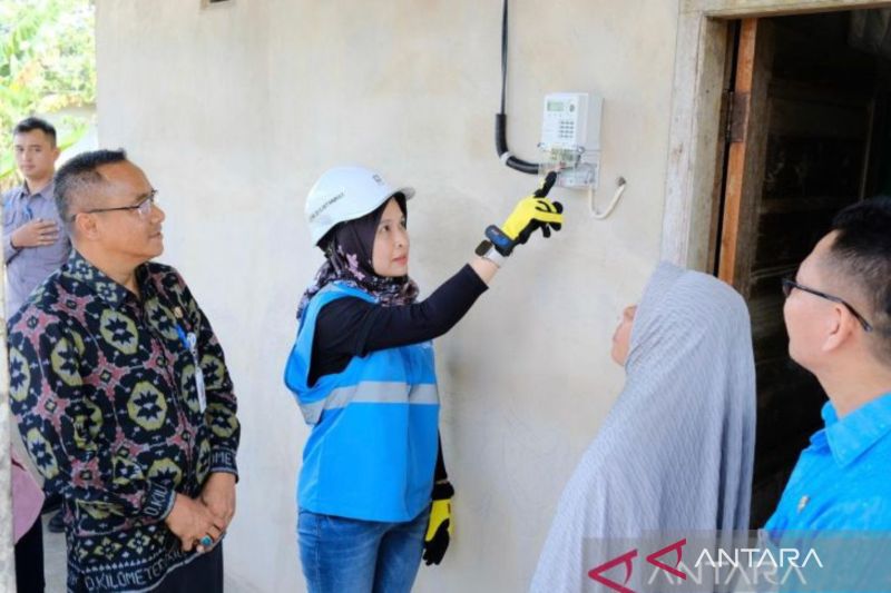 General Manager PLN UIW Babel, Dini Sulistyawati (dua dari kiri) bersama Asisten Setda Kota Pangkalpinang Juhaini (paling kiri) secara simbolis menyalakan perdana bantuan listrik gratis kepada penerima manfaat di Selindung, Pangkalpinang. (ANTARA/HO-Humas PLN Babel)