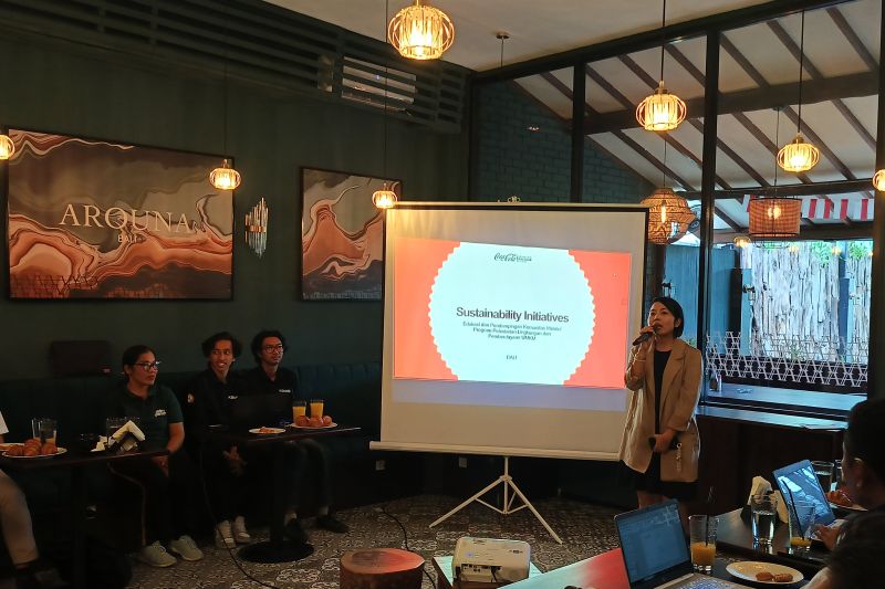 Armytanti Hanum Kasmito, Regional Public Affairs Manager CCEP Indonesia saat memaparkan strategi penerapan ekonomi sirkular dalam acara diskusi di Kerobokan Kabupaten Badung Bali, Jumat (16/8/2024). ANTARA/Rolandus Nampu.