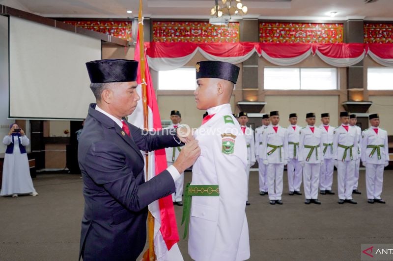 Sekda Kabupaten Solok Medison saat mengukuhkan 60 anggota Paskibraka Kabupaten Solok tahun 2024. ANTARA/HO-Diskominfo Kabupaten Solok.