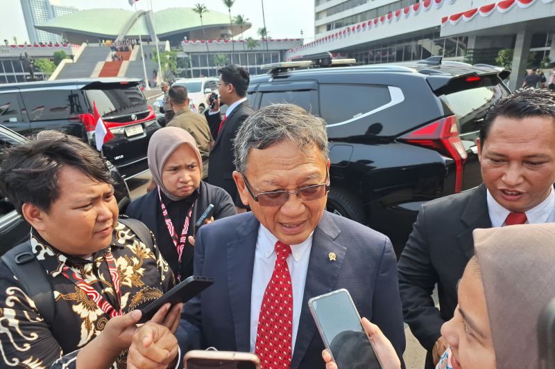 Menteri Energi dan Sumber Daya Mineral (ESDM) Arifin Tasrif saat ditemui usai Penyampaian RUU APBN Tahun Anggaran 2025 dan Nota Keuangan pada Sidang Paripurna DPR RI Tahun Sidang 2024-2025 di Gedung MPR/DPR/DPD, Jakarta, Jumat (16/08/2024).