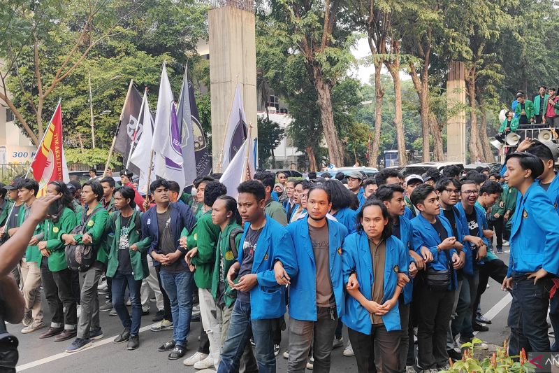 Sejumlah mahasiswa saat melakukan unjuk rasa di Jalan Asia Afrika, Senayan, Jakarta, Jumat (16/8/2024). ANTARA/Ilham Kausar