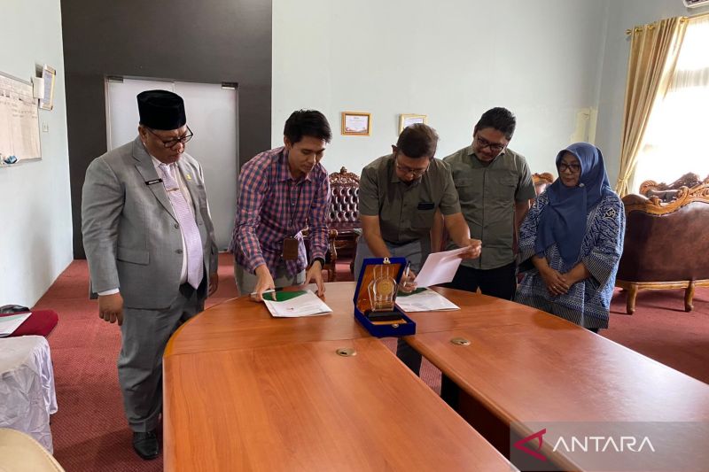 Pihak PT Alno Agro Utama Mukomuko menandatangi kerja sama dengan BPJS Kesehatan terkait jaminan kesehatan warga sekitar perusahaan, Jumat (16/8/2024). (ANTARA/Ferri)