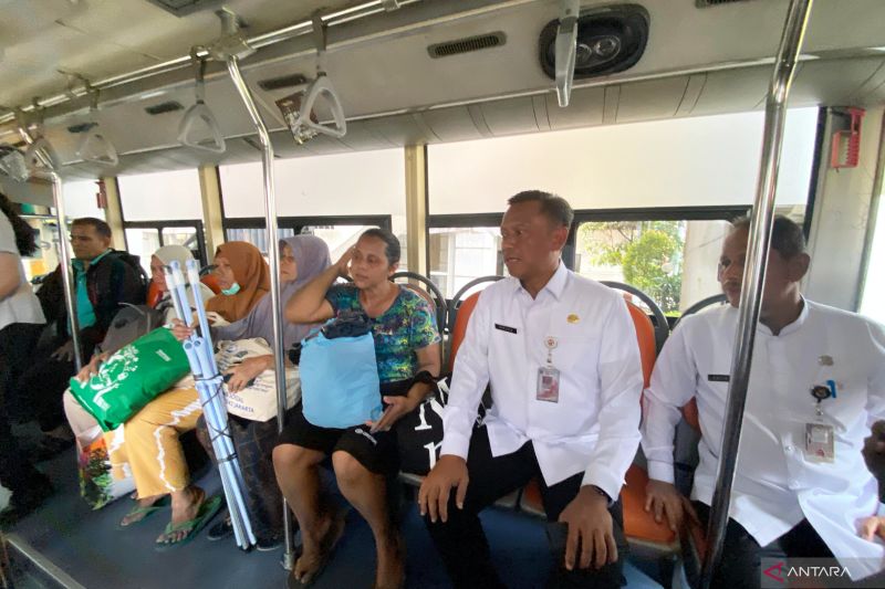 Wali Kota Jaksel antar pengungsi kebakaran ke Rusun Pasar Rumput