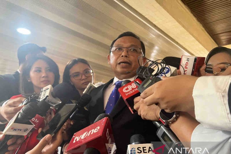 Anggota Komisi VI DPR RI Herman Khaeron memberi keterangan kepada awak media di sela menghadiri pidato penyampaian RUU APBN Tahun Anggaran 2025 dan Nota Keuangan pada Sidang Paripurna DPR RI Tahun Sidang 2024-2025 di Gedung MPR/DPR/DPD, Jakarta, Jumat (16/8/2024). ANTARA/Harianto