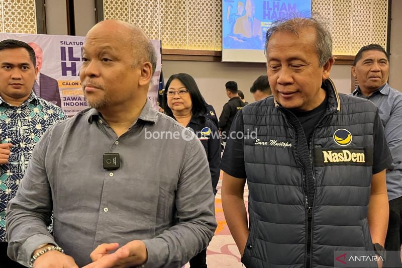 Calon Gubernur Jawa Barat Ilham Habibie (kiri) dan Ketua DPW Partai Nasdem Jawa Barat Saan Mustopa (kanan) memberikan keterangan di Bandung, Sabtu (29/6/2024). (ANTARA/Ricky Prayoga)