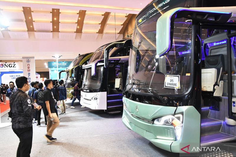 Sejumlah pengunjung mengamati bus pada pameran Busworld Southeast Asia di JIExpo, Kemayoran, Jakarta Pusat, Jumat (17/5/2024). Pameran bus terbesar di Asia Tenggara yang berlangsung 15-17 Mei 2024 itu menjadi ajang pengenalan transportasi bus yang ramah lingkungan. ANTARA FOTO/Fakhri Hermansyah/aww.
