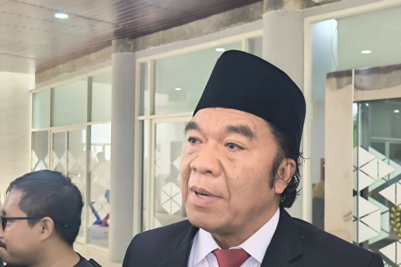 Penjabat Gubernur Banten Al Muktabar usai Rapat Paripurna KUA-PPAS 2025 di Gedung DPRD Banten, Serang, Jumat (16/8/2024). (ANTARA/Devi Nindy)