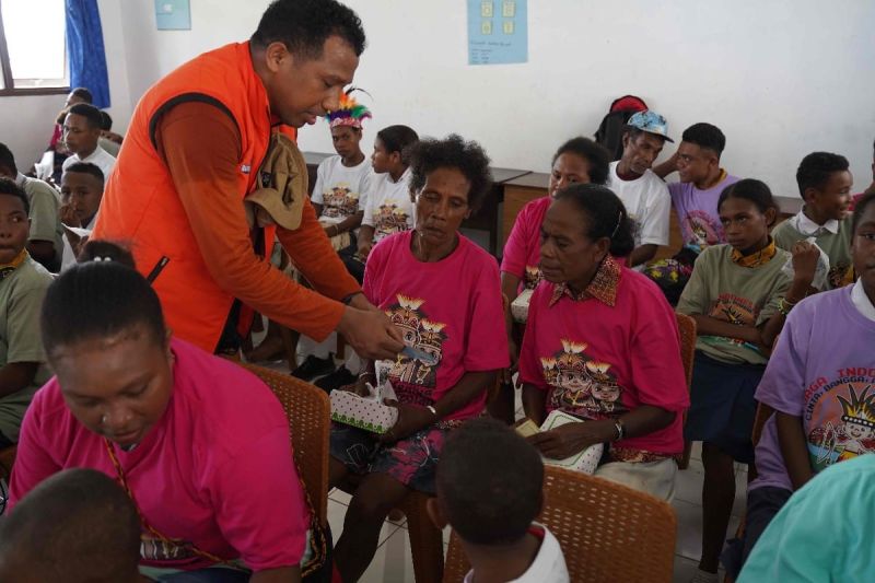 Suasana penukaran uang pada kegiatan ekspedisi rupiah berdaulat di Papua. ANTARA/HO-Bank Indonesia Papua