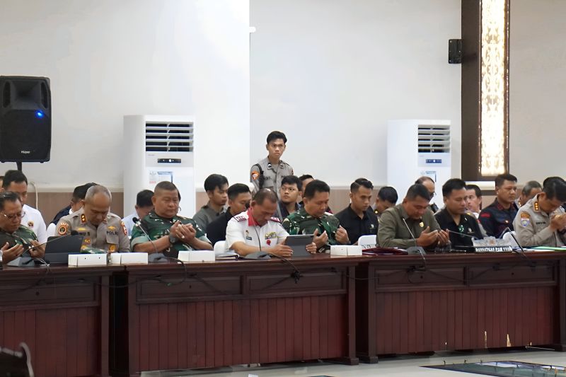 Badan Siber dan Sandi Negara (BSSN), TNI, Polri, Badan Nasional Penanggulangan Terorisme (BNPT), Badan Meteorologi, Klimatologi, dan Geofisika (BMKG), Badan Nasional Penanggulangan Bencana (BNPB), dan sejumlah instansi lainnya mengikuti gelar pelatihan tactical floor game (TFG) dan simulasi pengamanan perayaan HUT Ke-79 RI di Balikpapan, Kalimantan Timur, Kamis (15/8/2024). (ANTARA/HO-BSSN RI)