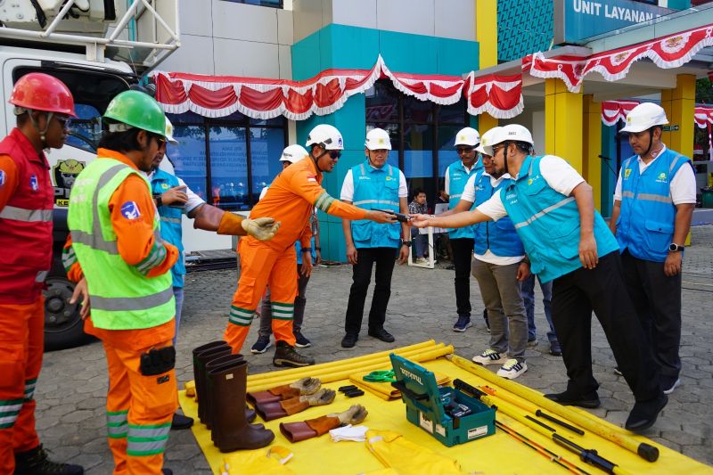 General Manager PLN UIW MMU, Awat Tuhuloula melakukan inspekasi peralatan APD menjamin sistem kelistrikan andal dan aman selama masa pelaksanaan peringatan Hari Ulang Tahun (HUT) ke-79 Republik Indonesia (RI). ANTARA/ Ho: Humas PLN UIW MMU.