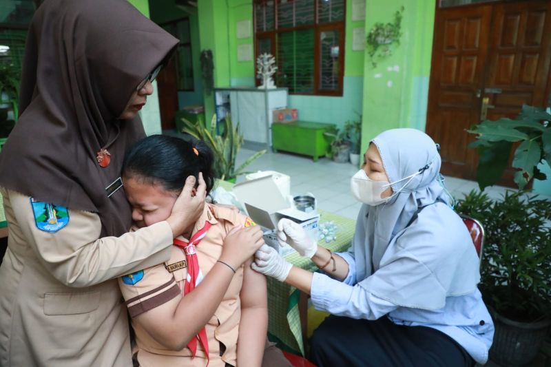 Petugas Puskesmas Manguharjo, Dinkes Kota Madiun melakukan imunisasi Campak Rubela dan HPV pada siswa kelas 1, 5, dan 6 di SDN 01 Nambangan Kidul, Kota Madiun, Jumat (16/8/2024). ANTARA/HO-Diskominfo Kota Madiun