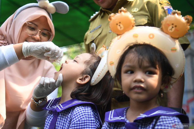 Arsip foto - Petugas kesehatan memberikan vaksin polio kepada seorang anak pada Pekan Imunisasi Nasional (PIN) Polio di RPTRA Kenanga, Cideng, Jakarta, Selasa (23/7/2024). Kegiatan yang diikuti 100 murid PAUD di sekitar Kecamatan Gambir itu bertujuan untuk melindungi anak dari penyakit polio sekaligus dalam rangka merayakan Hari Anak Nasional. ANTARA FOTO/Akbar Nugroho Gumay/tom