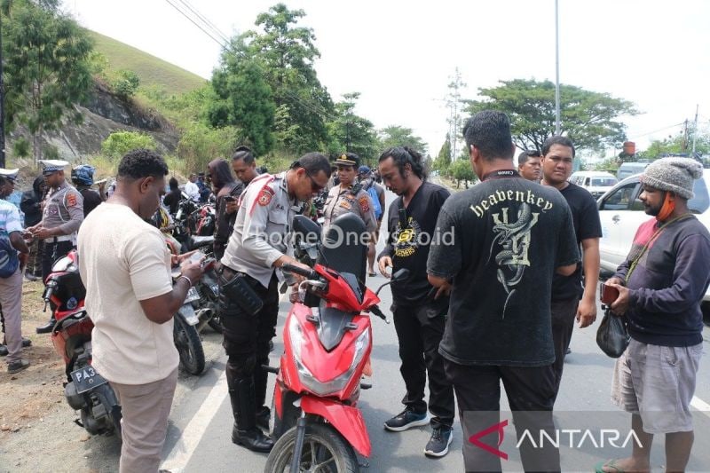 Personel Polres Jayapura saat melakukan razia kendaraan bermotor di Jalan protokol Sentani-Abepura, Jumat (16/8/2024). (ANTARA/HO-Humas Polres Jayapura)