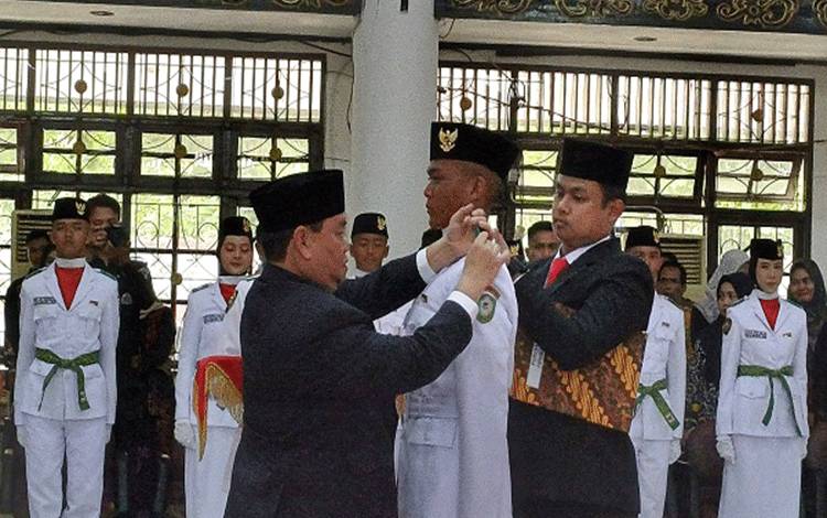 Bupati Kotawaringin Timur Halikinnor mengukuhkan Paskibraka 2024, Jumat, 16 Agustus 2024. (FOTO: DEWIP)