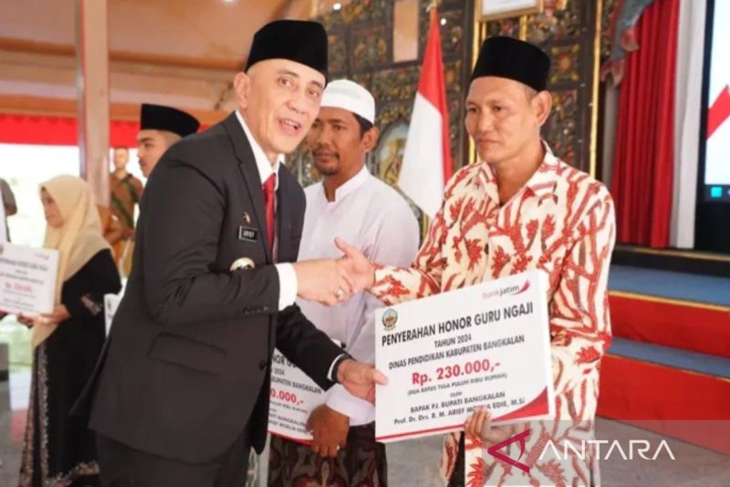 Bupati Bangkalan Serahkan Bantuan Insentif untuk 4.520 Guru Ngaji