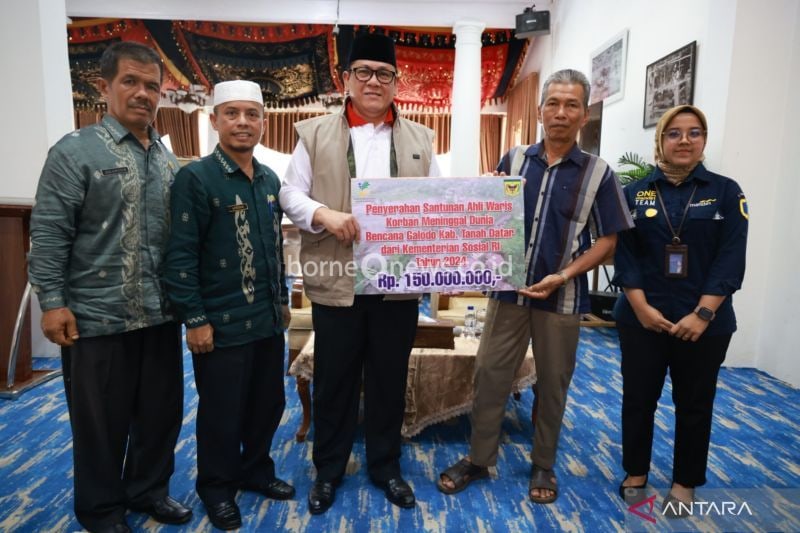 10 orang ahli waris korban banjir bandang terima santunan dari Kemensos RI. (ANTARA/Etri Saputra)
