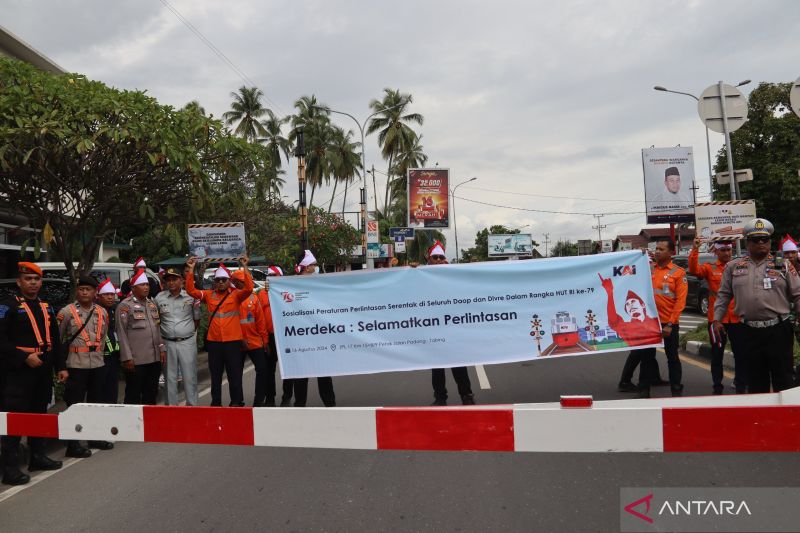 PT KAI Divre Sumabr bersama komunitas menyosialisasikan keselamatan di perlintasan. (ANTARA/PT KAI)