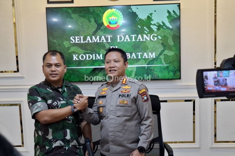 Dandim 0316/Batam Letkol Inf Rooy Chandra Sihombing dan Kapolresta Barelang Kombes Pol. Heribertus Ompusunggu bersalaman usai memberikan keterangan pers terkait insiden pengeroyokan anggota Polsek Sei Beduk di Makodim 0316/Batam, Jumat (16/8/2024). (ANTARA/Laily Rahmawaty)