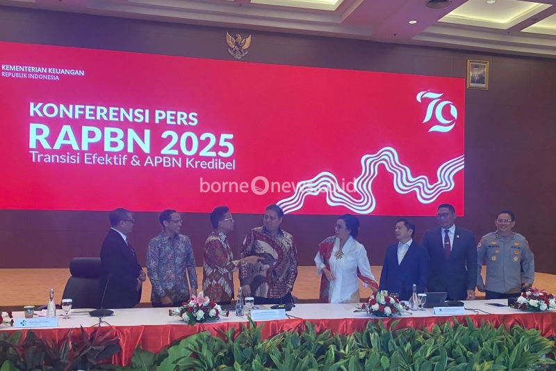 Menteri Keuangan Sri Mulyani, Menteri PPN/Bappenas Suharso Monoarfa, Menteri Koordinator Bidang Perekonomian Airlangga Hartarto, bersama jajaran pemangku kepentingan lainnya saat saat Konferensi Pers RAPBN 2025 di Jakarta, Jumat (16/8/2024). ANTARA/Rizka Khaerunnisa