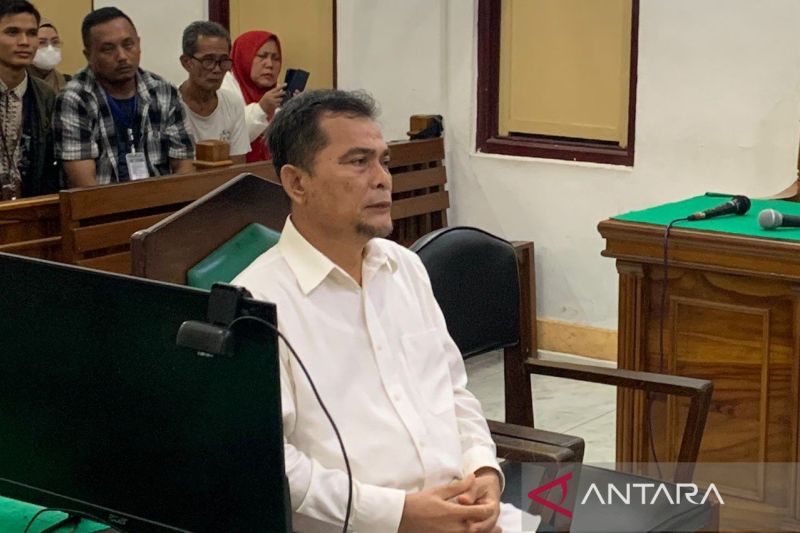 Terdakwa mantan Kepala Dinas Kesehatan Provinsi Sumatera Utara dr Alwi Mujahit Hasibuan ketika mendengarkan vonis majelis hakim, di Pengadilan Tipikor pada PN Medan, Jumat (16/8/2024). (ANTARA/Aris Rinaldi Nasution)