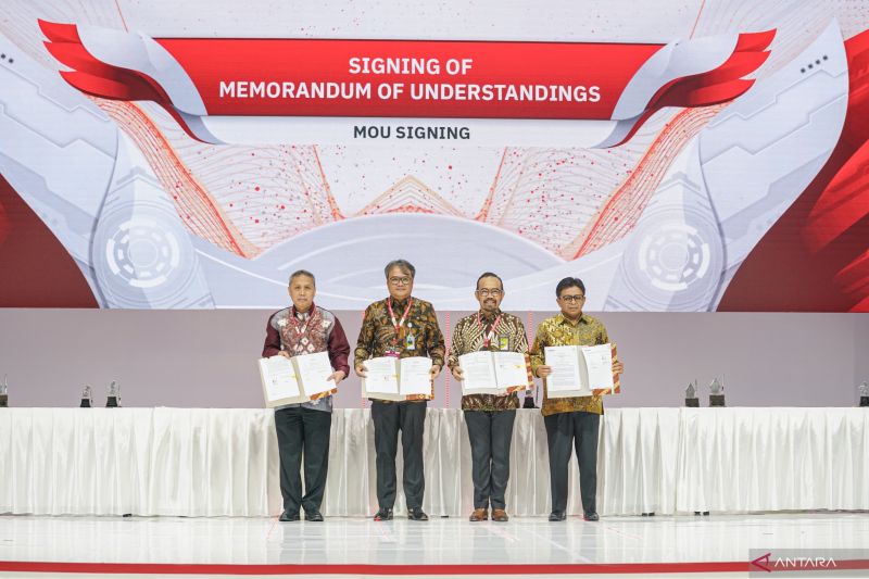Pertamina Patra Niaga dan SKK Migas menandatangani Nota Kesepahaman strategis pada acara Supply Chain & National Capacity Summit 2024 yang diadakan di Jakarta Convention Center, Jakarta pada Rabu (14/8/2024). ANTARA/HO-Pertamina Patra Niaga