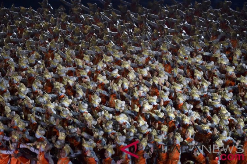 Penari membawakan Tari Saman saat pembukaan Asian Games ke-18 Tahun 2018 di Stadion Utama GBK, Senayan, Jakarta, Sabtu (18/8/2018). (INASGOC/Jefri Tarigan)
