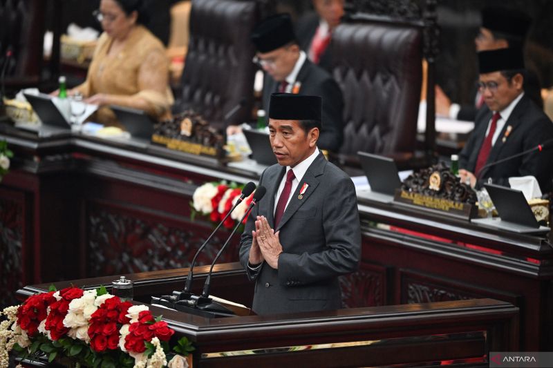 Presiden Joko Widodo menyampaikan pidato keterangan pemerintah atas RUU tentang APBN Tahun Anggaran 2025 beserta Nota Keuangan dalam Sidang Paripurna Pembukaan Masa Persidangan I DPR Tahun Sidang 2024/2025 di Gedung Nusantara, kompleks Parlemen, Senayan, Jakarta, Jumat (16/8/2024). ANTARA FOTO/Dhemas Reviyanto/app/tom.