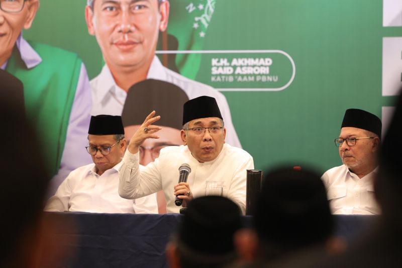Ketua Umum PBNU Gus Yahya di hadapan ratusan pengurus Ansor, Banser, dan Pagar Nusa se-Indonesia yang sedang melakukan konsolidasi internal di sebuah hotel di Jakarta, Jumat (16/8/2024). (ANTARA/HO-PBNU)