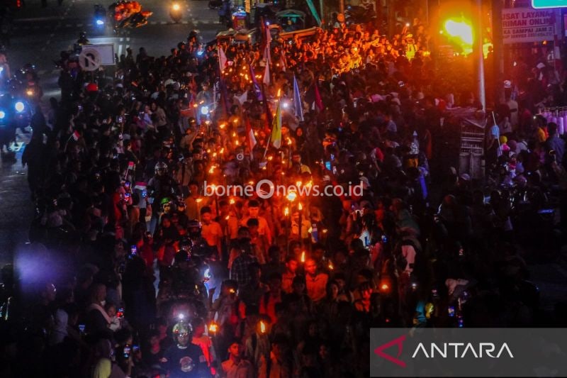 Pawai Obor Memeriahkan HUT Ke-79 RI di Kota Serang